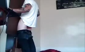 Horny straight tattooed guy sticks his dick in glory hole for the first time